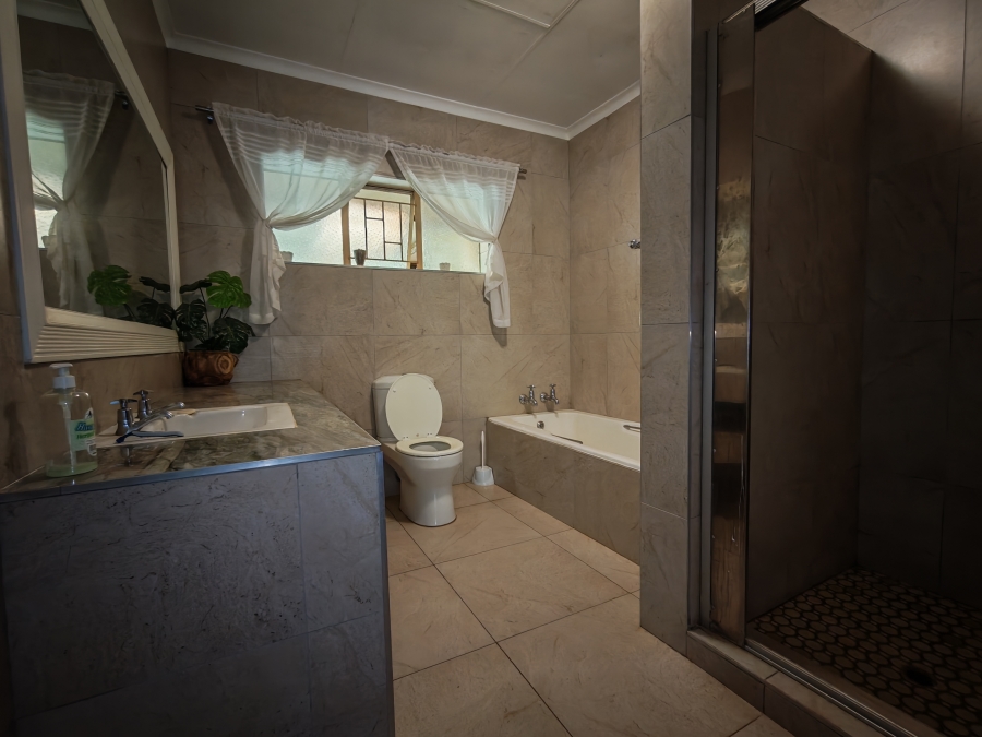 5 Bedroom Property for Sale in Kannoniers Park North West